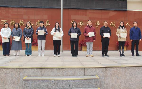 9、校长王海勤为年纪优秀教师颁奖 9、校长王海勤为年纪优秀教师颁奖